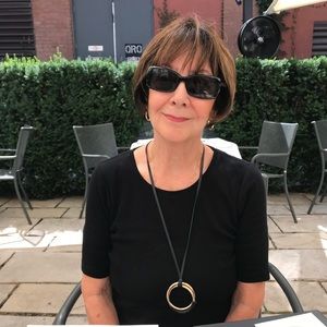 Meet your Posher, Lois